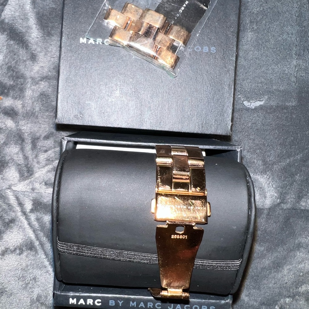 Marc Jacobs Watch - Picture 2 of 2